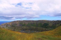 Il cratere del Vulcano Rano Kau si trova sull'Isola di Pasqua in CIle (Rapa Nui ) - © Leonard Zhukovsky / Shutterstock.com