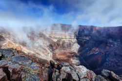 Sull'isola de La Réunion (Francia d'oltremare) il vulcano Piton de la Fournaise è tra i più attivi del mondo, alto 2632 metri - © infografick / Shutterstock.com ...