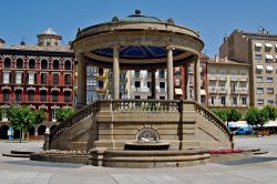 Il Padiglione nella grande Plaza del Castillo di Pamplona, proprio nel cuore della città - © Matyas Arvai / Shutterstock.com