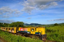 Il famoso Trem do Forro che collega Campina Grande con la cittadina di Galante, posta ad appena 12 km di distanza. Il treno procede a passo d'uomo, consentendo agli accopunti di vivere una ...