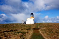 Il faro a Brough of Birsay, siamo nelle Isole orcadi, il gruppo di isole a circa 20 km delle cost nord-orientali della Scozia - © clawan / Shutterstock.com