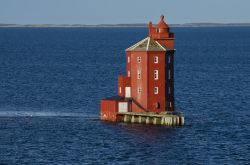 Il faro di Kjeungskjaer nel fiordo di Trondheimsfjorden ...