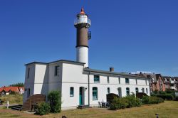 Il faro di Timmendorfer, mar Baltico in Germania. Si trova in realtà  a qualche chilometro ad est di Timmendorfer Strand sulla isola di Poel - © clearlens / Shutterstock.com ...