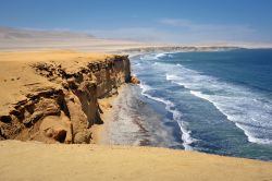 Il fascino dell'oceano Pacifico avvolge le coste intorno a Paracas, in Perù - © Jacek_Kadaj / Shutterstock.com