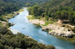 Il placido fiume Gardon si trova vicino a Vers-Pont-du-Gard in Francia - © AdamEdwards / Shutterstock.com