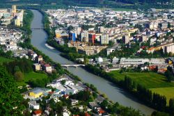 Il fiume Inn, uno dei principali affluenti del Danubio, attraversa la città di Innsbruck nel Tirolo (Austria)  - © davidundderriese / Shutterstock.com