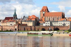 Il fiume Vistola a Turonia (Torun) in Polonia. Il più importante fiume polacco divide le regioni della Pomerania e di Kuyavia - © Tupungato / Shutterstock.com