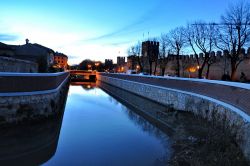 Il fiume a Tramigna funge da fossato alle Mura del Borgo di Soave in Veneto