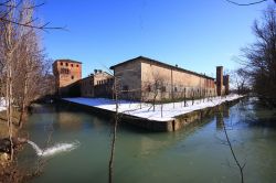 Il fossato del castello di Paderna a Pontenure nel piacentino - © Albertobru, CC BY-SA 4.0, Wikipedia