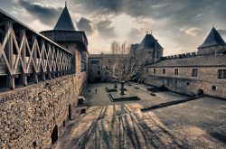 Il grande castello di Carcassonne Francia è sicuramente una delle piu vaste fortezze d'Europa - © tsik / Shutterstock.com