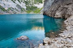 Il lago Modro ("azzurro") di Imotski vicino a Spalato, Croazia: un lago carsico nascosto tra le montagne, accessibile mediante una scalinata. La gola carsica è profonda 528 ...