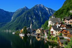 Hallstatt è un borgo Patrimonio dell'Umanità dell'UNESCO che si trova in Alta Austria, affacciato all'omonimo lago incastonato nelle Alpi austriache della regione del ...