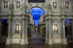 All'interno del teatro Olimpico di Vicenza, inaugurato nel 1585 con la rappresentazione dell'Edipo Re di Sofocle, si vedono ancora oggi le antiche scene in legno e stucco. Realizzate ...