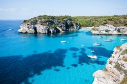 Cala Macarella, lungo la costa sud di Minorca (Baleari, Spagna), sorge nell'Àrea Naturale d'Especial Interès de la costa sur de Ciutadella, a una quindicina di chilometri ...
