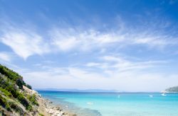 Geremeas, provincia di Cagliari, Sardegna: se non fosse per le nuvole e la sagoma del Golfo di Cagliari lungo l'orizzonte, il panorama sarebbe un grande lenzuolo azzurro e blu e sarebbe ...