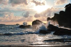 Un tumultuoso mare a Nagasaki, Giappone, nella lude del tramonto - © TOMO / Shutterstock.com