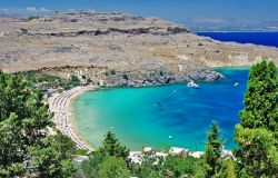 Il mare della baia di Lindos, Grecia - Acque azzurre e cristalline circondano l'isola di Rodi, la più grande del Dodecaneso e la più orientale delle maggiori isole dell'Egeo ...