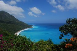 Il mare limpido di Barahona, fotografato da un punto panoramico sulla costa - © Dominican Repubblic Ministry of Tourism