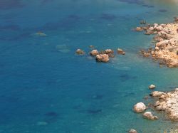 Il mare limpido di Chios, nella Grecia nord-orientale, è una tavolozza infinita di azzurri e turchesi. Bello e trasparente come in ogni parte della Grecia, ha però il vantaggio ...