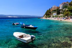 Il mare limpido di una caletta vicino a Spalato, lungo la costa dalmata della Croazia. Intorno all'antica città di Diocleziano si trovano spiagge per tutte le esigenze, sabbiose o ...