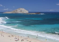 Il mare limpido di una spiaggia a Oahu, Isole ...