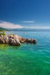 Il mare intorno a Opatija, così come nel resto della Croazia, si tinge di verde smeraldo, turchese o blu intenso a seconda del fondale e della luce - © Phant / Shutterstock.com ...
