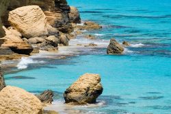 Il mare cristallino della bella spiaggia di Agiba. Questo tratto di costa si trova vicino  a Marsa Matrouh, sulla costa mediterranea dell'Egitto - © Waltraud Oe / Shutterstock.com ...