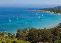 Il mare turchese della Provenza sull'isola ...