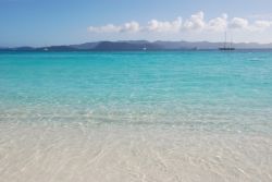 Il mare turchese di Jost Van Dyke è ideale per praticare lo snorkeling e le immersioni subacquee (scuba diving). Siamo ai caraibi, nel gruppo delle Isole Vergini Britanniche (BVI) - © ...