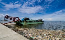 Il mare inquinato di Manila, la grande e caotica capitale delle Filippine - © Krajomfire / Shutterstock.com