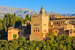 Il palazzo Alhambra al tramonto a Granada Spagna Andalusia - © S.Borisov / Shutterstock.com
