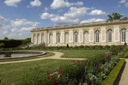 Il palazzo Grand Trianon di Versailles: fu voluto da Luigi XIV e prende il nome dall villaggio di Trianon che fu smantellato per fare posto al palazzo ed al giardino. Fu ricoperto di ceramiche ...