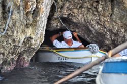 Il passaggio stretto per entrare nella Grotta Azzurra