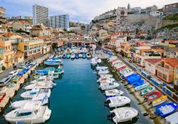 Il pittoresco porto storico di Marsiglia, nel sud della Francia in Provenza, con il contrasto tra antico e moderno - © Boris Stroujko / Shutterstock.com 