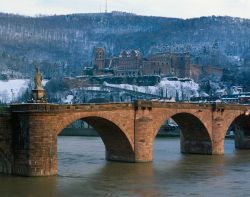 Il ponte sul fiume Neckar a Heidelberg e il castello d'inverno - ©German National Tourist Board