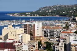 Il porto di Denia e la porzione più moderna della città della Costa Blanca in Spagna - © Madrugada Verde / Shutterstock.com