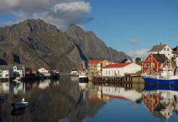 Il porto di Henningsvaer Lofoten e Monte Vagakallen