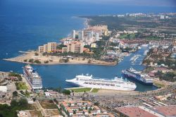 Il porto di Puerto Vallarta: sulla costa ovest del Messico il traffico delle navi da crociera può essere anche molto intenso. Puerto vallarta è una delle tappe principali di questo ...