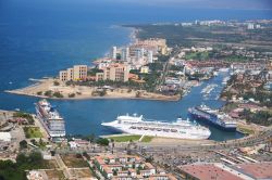 Il porto di Puerto Vallarta: sulla costa ovest del Messico il traffico delle navi da crociera può essere anche molto intenso. Puerto vallarta è una delle tappe principali di questo ...