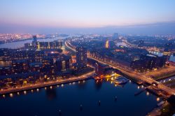 Vista aerea del porto di Rotterdam (Olanda) al tramonto - © Jelle vd Wolf / Shutterstock.com