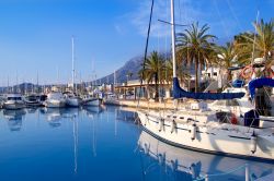 Il porto turistico di Denia si trova lungo la Costa Blanca in Spagna - © holbox / Shutterstock.com
