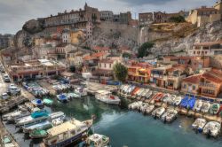 Il porto turistico di Marsiglia con le case colorate ...