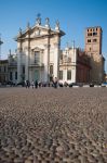 Il selciato di Piazza Sordello e il Duomo di Mantova con la sua grande torre campanaria - © Sam Strickler / Shutterstock.com