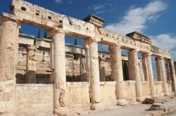 Il sito UNESCO di Hierapolis si trova a Pamukkale in Turchia - © Gray wall studio / Shutterstock.com