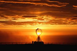 Il sole di mezzanotte fotografato a Capo Nord ...