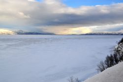 Il vasto lago vicino ad Abisko in Svezia (Tornetrask) ...