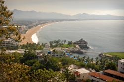 Il litorale sabbioso: i turisti che decidono di sostare a Manzanillo possono contare su una vasta scelta di spiagge nelle quali si possono praticare le più diverse attività, ...