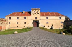Il vecchio castello di Brasov, Romania - L'ingresso all'antico castello di Brasov, bella costruzione fortificata edificata utilizzando legno e pietra che rappresenta uno dei monumenti ...