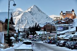 Il villaggio di Les Deux Alpes all'alba,  sullo sfondo il profilo triangolare del monte Muzelle, in direzione sud  che supera i 3400 metri di altitudine