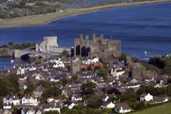 Il pittoresco villaggio con castello medievale di Conwy. Il borgo, conosciuto anche con il nome di Conway, si trova lungo il fiume omonimo, che da li a poco sfocia con un estuatio sulle coste ...